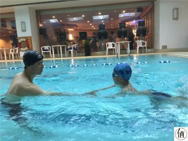 健身房私教收费标准_健身房私教价格表图片大全_瑞华酒店健身房私教